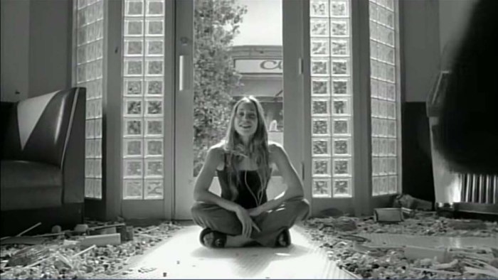 Fiona Apple, Around the Universe, Video 1998
